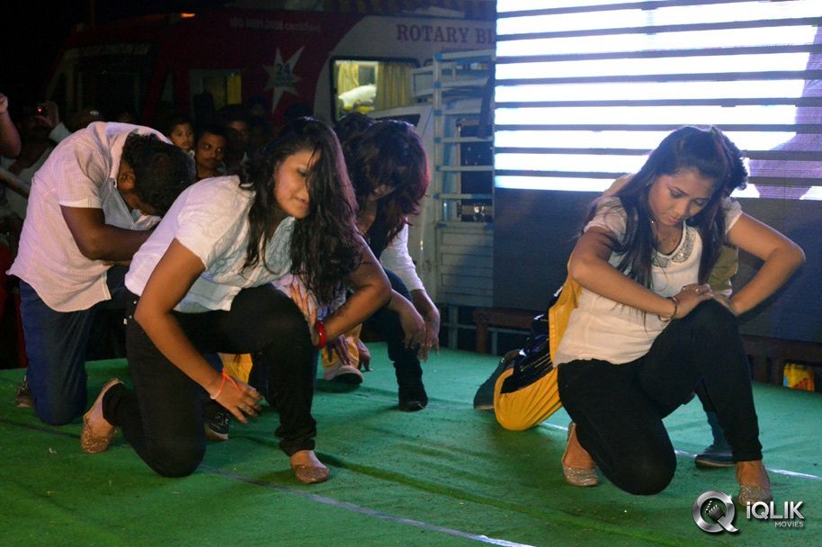 Run-Raja-Run-Flash-Mob-at-Vijayawada